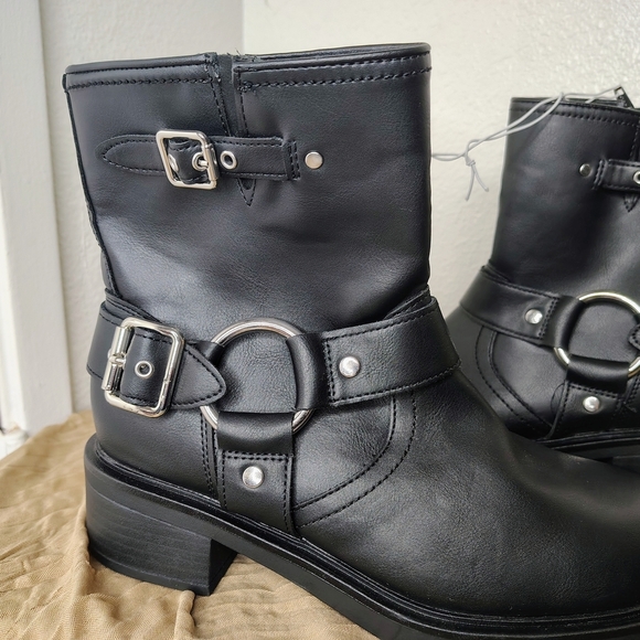 Universal Thread Women's Connor Harness Black Buckle Ankle Boots Sz 8 MemoryFoam - Picture 2 of 6